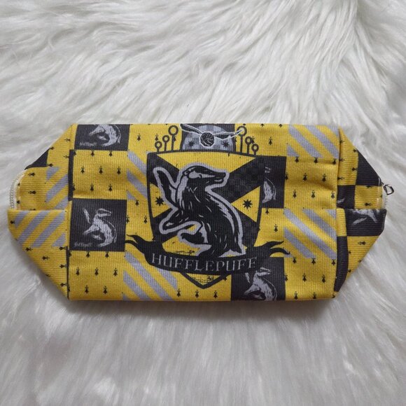 Harry Potter Hufflepuff Cosmetic Bag - Picture 1 of 5